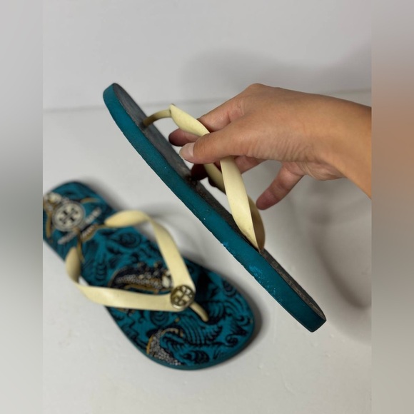 TORY BURCH BLUE PRINT RUBBER FLIP FLOPS - Picture 4 of 10